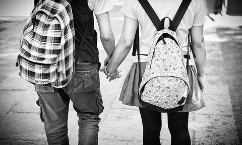 Mẹ sốc khi phát hiện "phụ tùng" của con gái trong ba lô của con trai