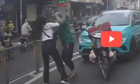 Clip: Nữ tài xế công nghệ hung hăng đánh nhau với người giao hàng giữa phố sau va chạm giao thông