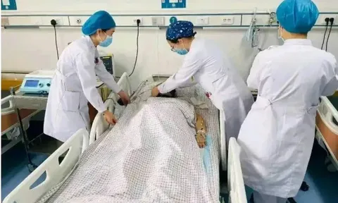 Vừa làm đám tang cho mẹ, người đàn ông choáng váng khi nhận tin từ bệnh viện: Mẹ anh đang nằm ăn táo ở đây