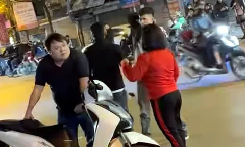 Clip: Vợ cầu cứu người đi đường quay video cảnh chồng bị nhóm thanh niên hành hung đến "đứng im chịu trận"