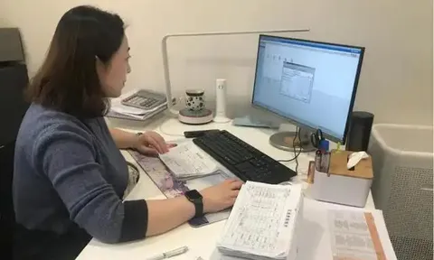 Sau khi bị lừa 6 triệu đồng, người phụ nữ chuyển thêm 9 triệu cho kẻ lừa đảo, được khen hết lời