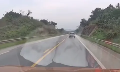 Clip: Đoàn xe sang Porsche "khệnh khạng" lấn làn ngược chiều, vượt ẩu trên cao tốc Nội Bài - Lào Cai