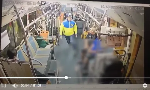 Clip: Nam thanh niên mặc áo xe ôm công nghệ bất ngờ xông lên xe buýt, tung liên hoàn cước với tài xế rồi bỏ đi