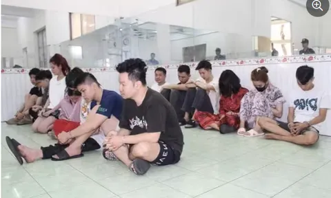 Công an ập vào căn hộ chung cư, phát hiện 2 nhóm nam thanh nữ tú thác loạn tập thể với hiện trường đáng lên án