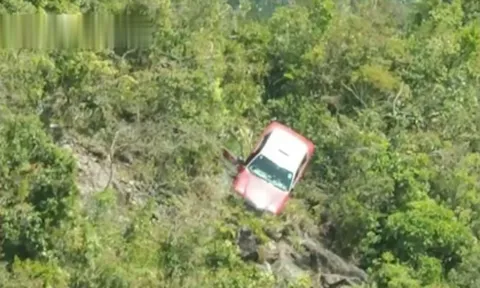 Clip: Cú nhầm chân ga chết người của tài xế khiến taxi lao như tên bắn xuống vực, điều kỳ diệu đã xảy ra