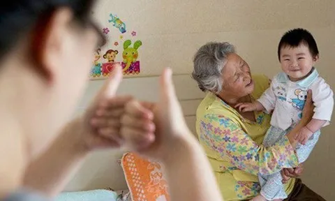 Mẹ chồng ngủ một mình nhưng luôn nói "Đêm nào cũng có người kéo chăn", tôi bí mật xem camera thì òa khóc