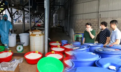 Clip: Bên trong xưởng ma túy "khủng" ở Nha Trang, ngổn ngang xô thùng và những bí mật gây choáng