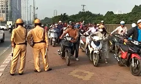 Áp dụng mức phạt nào với người đi xe máy dắt bộ trên vỉa hè, "né" vi phạm giao thông?