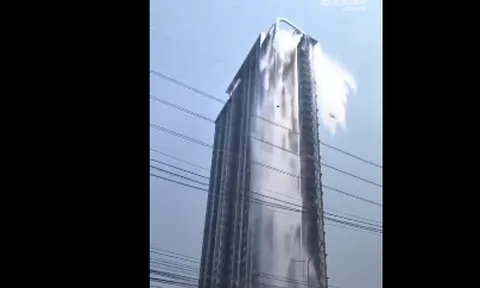 Clip: Khoảnh khắc nước từ bể bơi trên tòa nhà cao tầng chảy ào ào như thác đổ do động đất