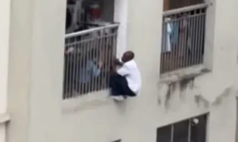Clip: Người đàn ông vắt vẻo treo mình ở lan can tầng 5 chung cư định tự tử khiến người xem đứng tim