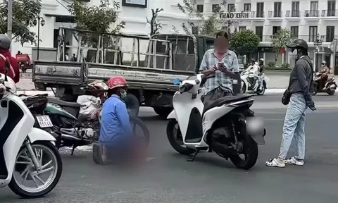 Sự thật bất ngờ về clip người đàn ông quỳ gối giữa đường xin tha khi va chạm giao thông: Đây mới là nạn nhân