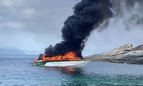 Hiện trường lửa ngùn ngụt trên biển khi tàu cao tốc bốc cháy dữ dội và phát nổ khiến 6 người bị thương
