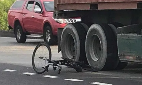 Chi tiết gây ám ảnh tại hiện trường xe container cán tử vong phụ nữ đi xe đạp: Chiếc xe méo mó, đi tập thể dục cùng chồng