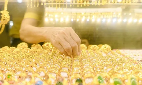 Sau khi ông Trump công bố mức áp thuế mới, giá vàng tăng "dựng đứng", vượt đỉnh