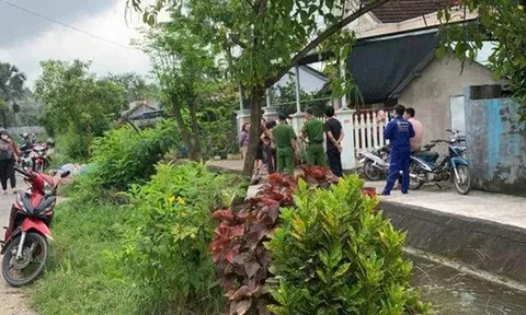 Thương tâm: Bé 2 tuổi tử vong ở mương nước trước nhà dù trước khi đi chợ người mẹ có đóng cửa