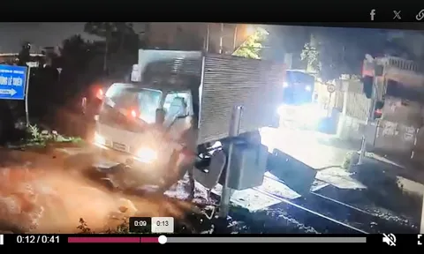 Clip: Hãi hùng cảnh tài xế cố vượt đường sắt khi cần gác chắn đã hạ, còn loay hoay nâng gác chắn nhằm "tự cứu mình"