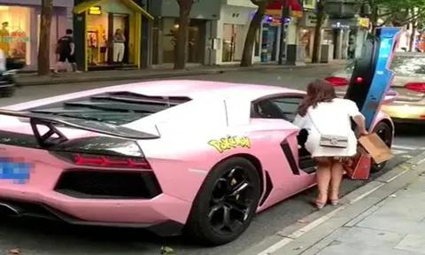 Người mẹ đưa đón con bằng siêu xe 28 tỷ đồng mỗi ngày, bị nói khoe của thì đáp lại 1 câu khiến tất cả câm nín: Đây là xe rẻ nhất trong nhà tôi