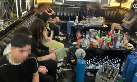 Lạng Sơn: Công an ập vào quán karaoke lúc 4h sáng, 8 nam và 9 nữ đang cùng nhau làm việc đáng phê phán