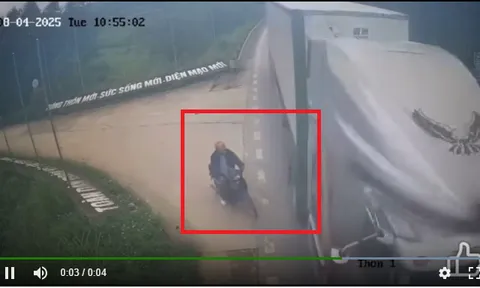 Clip: Một kiểu đi xe máy "điếc không sợ súng" khiến ai xem cũng muốn vỡ tim