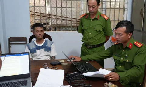 Một tài xế taxi chờ khách trước quán karaoke bất ngờ bị đâm trọng thương với lý do không ngờ tới