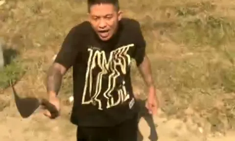 Clip: Hai tài xế xe ben đối đầu thách thức nhau giữa đường, vung dao múa dọa nhau như phim hành động