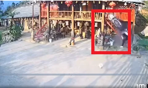Clip: Đôi nam nữ đi xe máy "xé gió" đâm thẳng vào nhà sàn ở Tà Xùa, cô gái lộn tùng phèo trượt xuống cầu thang gây ám ảnh
