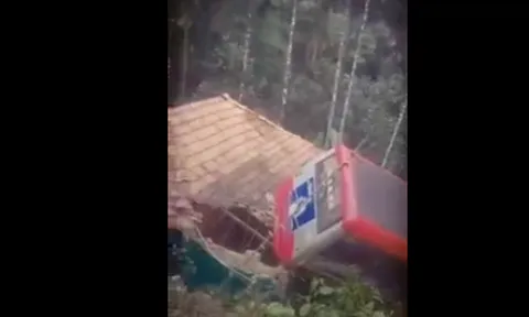 Clip: Xe buýt "hạ cánh" trên nóc nhà dân vì mất lái