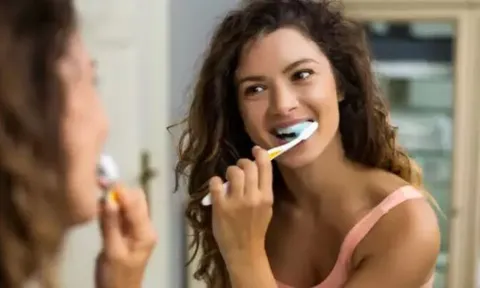 Bạn có thể mắc những bệnh này nếu đánh răng sai cách, nhiều người vẫn có thói quen đó mỗi ngày