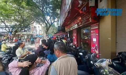 Cận cảnh "phố vàng" Hà Nội đông nghẹt ngày giá vàng neo cao 115 triệu đồng