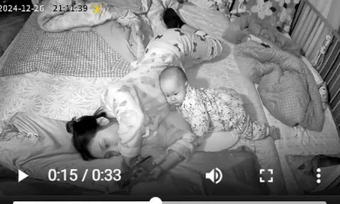 Em bé đang ngủ liền tỉnh giấc và có hành động lạ, mẹ nhìn thấy thì vỡ òa