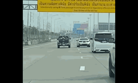 Camera bắt trọn màn trả thù đáng sợ của tài xế BMW với xe bán tải trên cao tốc