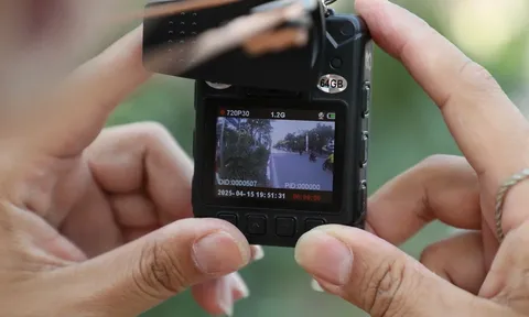 Nhiều tài xế xe máy ngỡ ngàng vì bị phạt nguội vượt đèn đỏ, đi ngược chiều, hóa ra vật bé xíu này đã ghi lại hết