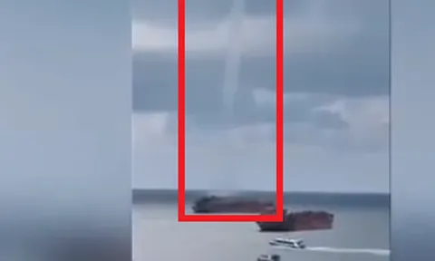 Clip: Vòi rồng khủng, cao hàng trăm mét, cách đất liền TP Phú Quốc vài km, nhiều tàu, thuyền hoạt động xunh quanh