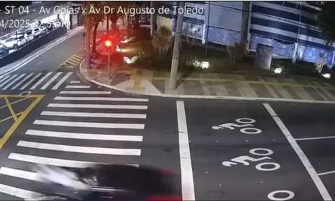 Clip: Ô tô lao như tên bắn khiến 2 cô gái tử vong khi qua đường trên phần đường dành cho người đi bộ