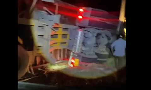 Clip: Tài xế đầu kéo chở hàng tấn gỗ keo tử vong thương tâm sau khi bị lật xe