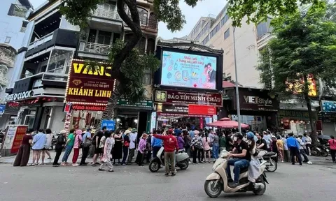 Giá vàng bật tăng 121 triệu đồng/ lượng