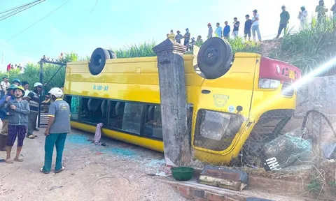 Xe ô tô chở 20 học sinh lật ngửa trên quốc lộ, tin mới về sức khỏe nạn nhân