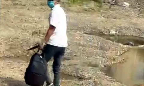 "Mày đừng để tao điên lên": Tên cướp ngân hàng ở Hà Nội hét lên rồi bỏ chạy