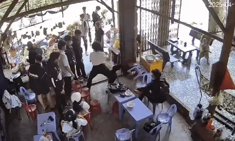 Nữ sinh túm tóc, đánh bạn ngã ngửa tại quán ăn ở Bình Định: Hiệu trưởng nói gì?