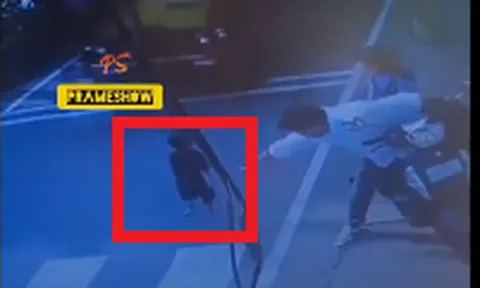 Clip: Bố ôm đầu bất lực khi con trai chạy ra đường đúng lúc xe tải lao tới