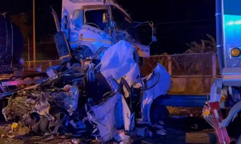 Dừng thay tã cho em bé ở khu vực khẩn cấp trên cao tốc, gia đình 8 người tử vong thương tâm, hiện trường vụn vỡ đầy ám ảnh