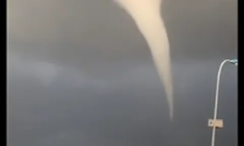 Clip: Lốc xoáy cuốn phăng cây cối, làm 24 căn nhà sập ở Kiên Giang