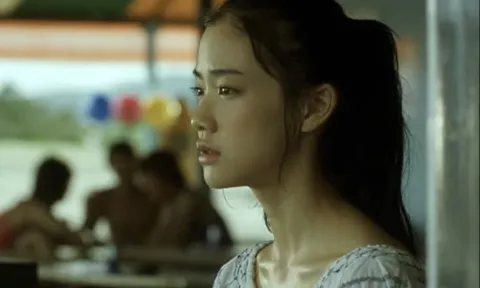 Mẹ chồng vội bê mâm cơm cất đi khi vừa nghe tiếng con dâu, điều cay đắng hiện ra lù lù trong ngăn mát tủ lạnh