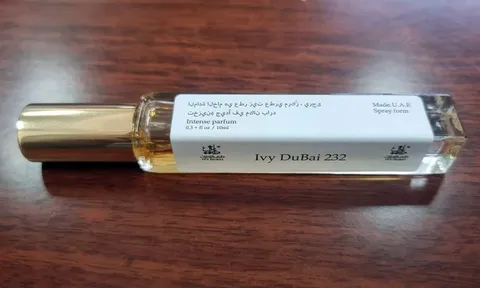 Dùng máy đánh trứng sản xuất nước hoa giả rồi dán nhãn hiệu "Ivy Dubai", "Ivy Parfum", "Made in Dubai", mã vạch rồi livestream bán hàng