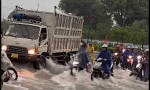 Clip: Xúc động khi chiếc xe tải dùng thân cản dòng nước chảy mạnh, giúp người đi xe máy trên đường