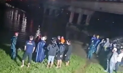 Mẹ ôm em gái 7 tháng tuổi nhảy xuống sông, chị gái nghẹn ngào khóc trên cầu tiết lộ điều đau lòng