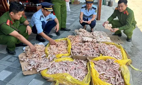 Kho công ty thực phẩm sạch nhưng có tới gần 500kg chân gà, đuôi lợn "bẩn"