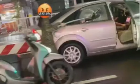 Bất ngờ nguyên nhân người phụ nữ đi xe máy tạt đầu ô tô, đập vỡ kính giữa đường