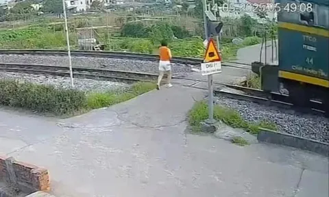 Clip: Hoảng hồn cảnh người phụ nữ tiến về phía tàu hỏa đang di chuyển, bị húc văng