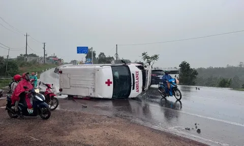 Xe cứu thương quay vòng, lật nghiêng khi va với ô tô con, nhiều người bị thương